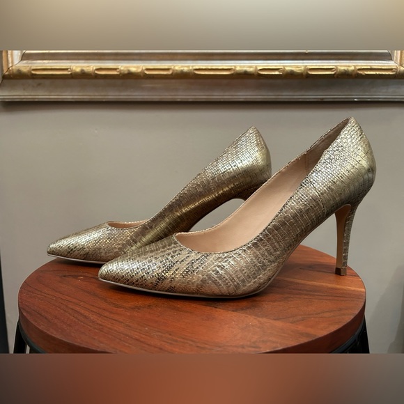Charles David Fine Leather Pumps - Picture 4 of 9